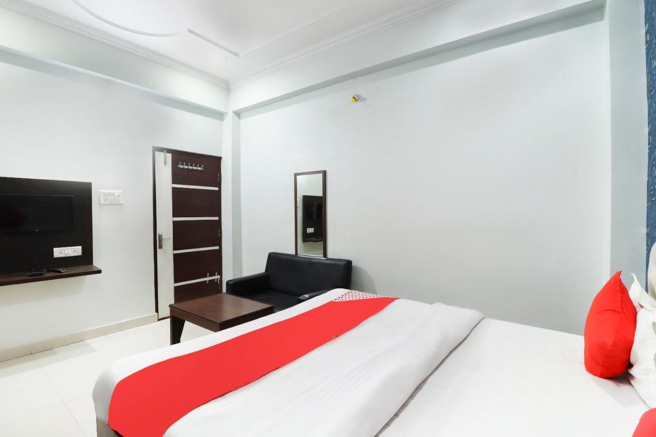 Oyo 70489 Hotel Tajvar Siwan Exterior photo
